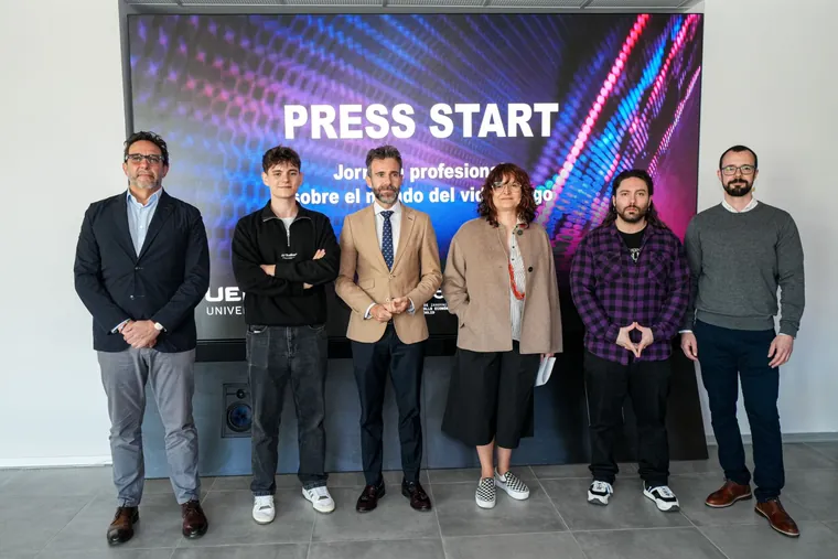 Foto de grupo de los ponentes de la jornada Press Start en la UEMC